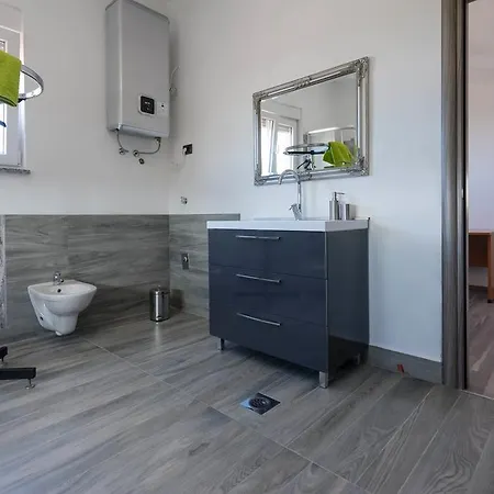 Apartment With Pool 992