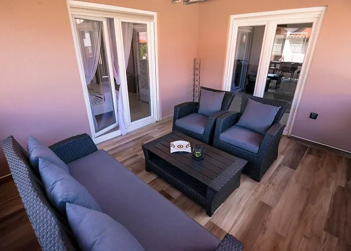 With Pool 992 普拉