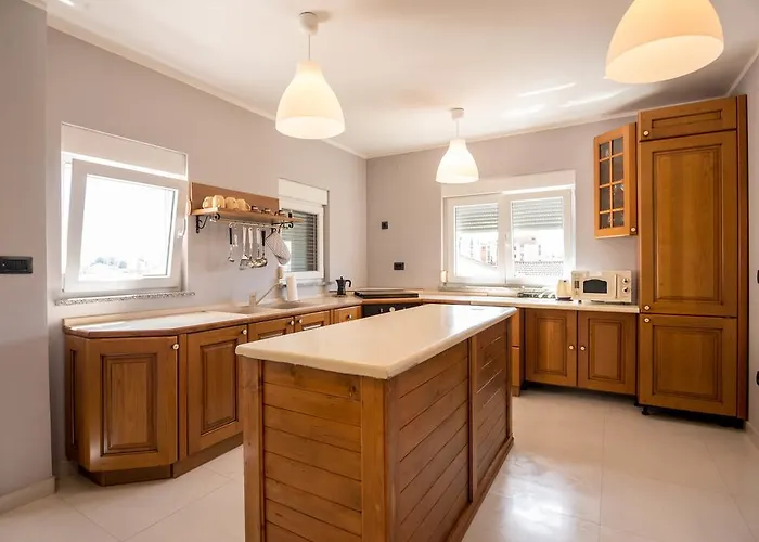 With Pool 992 普拉