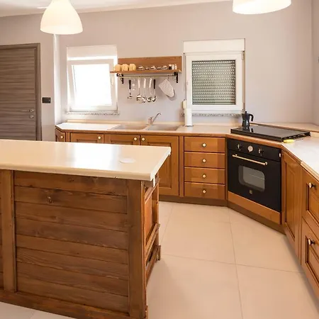 아파트 With Pool 992