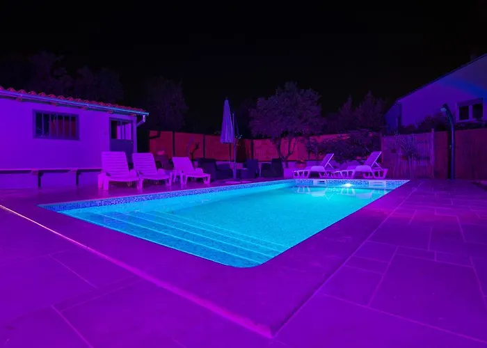 Apartmán With Pool 992 *