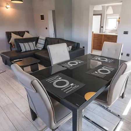 Apartament With Pool 992