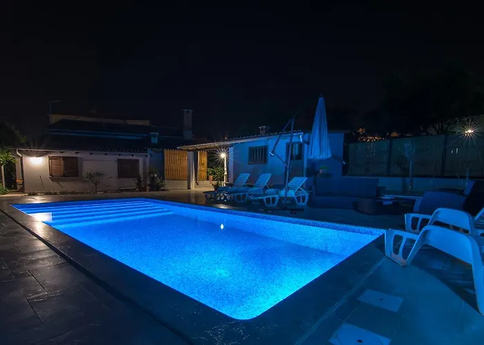 Apartment With Pool 992