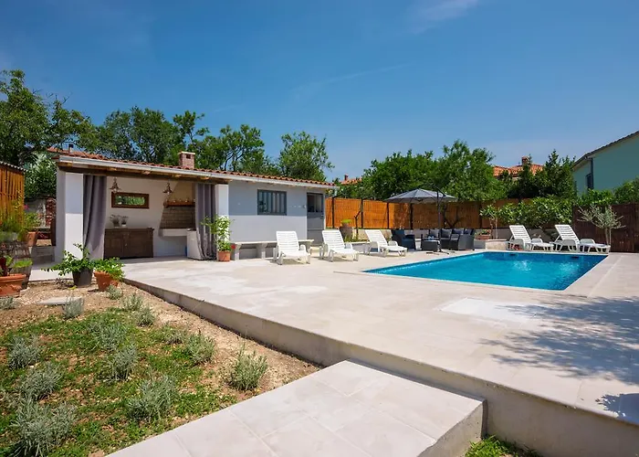 Apartment With Pool 992