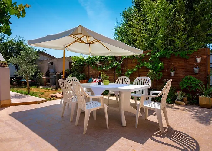 Apartment With Pool 992